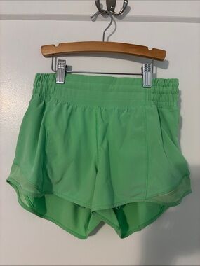 Lululemon Hotty Hot High Rise Short 2.5” in PISTACHIO GREEN, Size 4